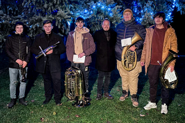 Vystoupení žesťového kvintetu při rozsvěcování vánočního stromu v Bezměrově